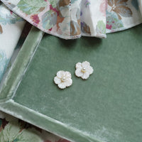 Moyenne Petal Mother of Pearl and Pearly Studs