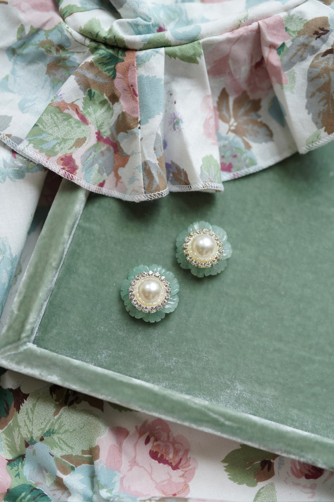 Grand Jade Quartz and Pearly Studs