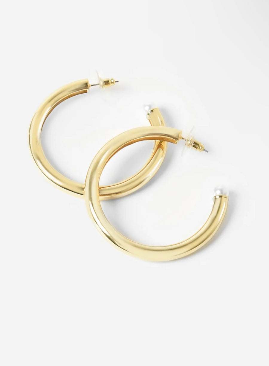 Chunky golden hoops + pearl