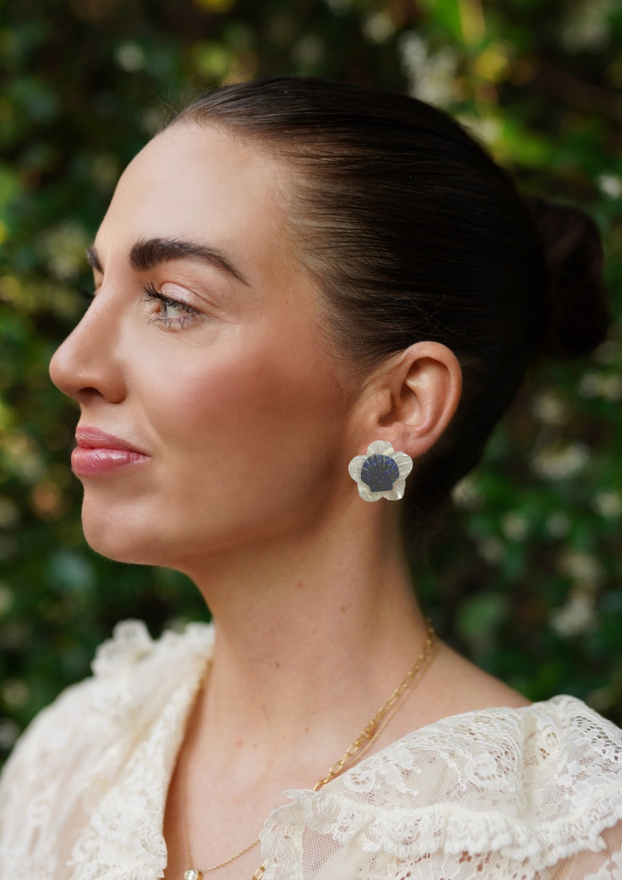 Moyenne Mother of Pearl and Lapis Shell Studs