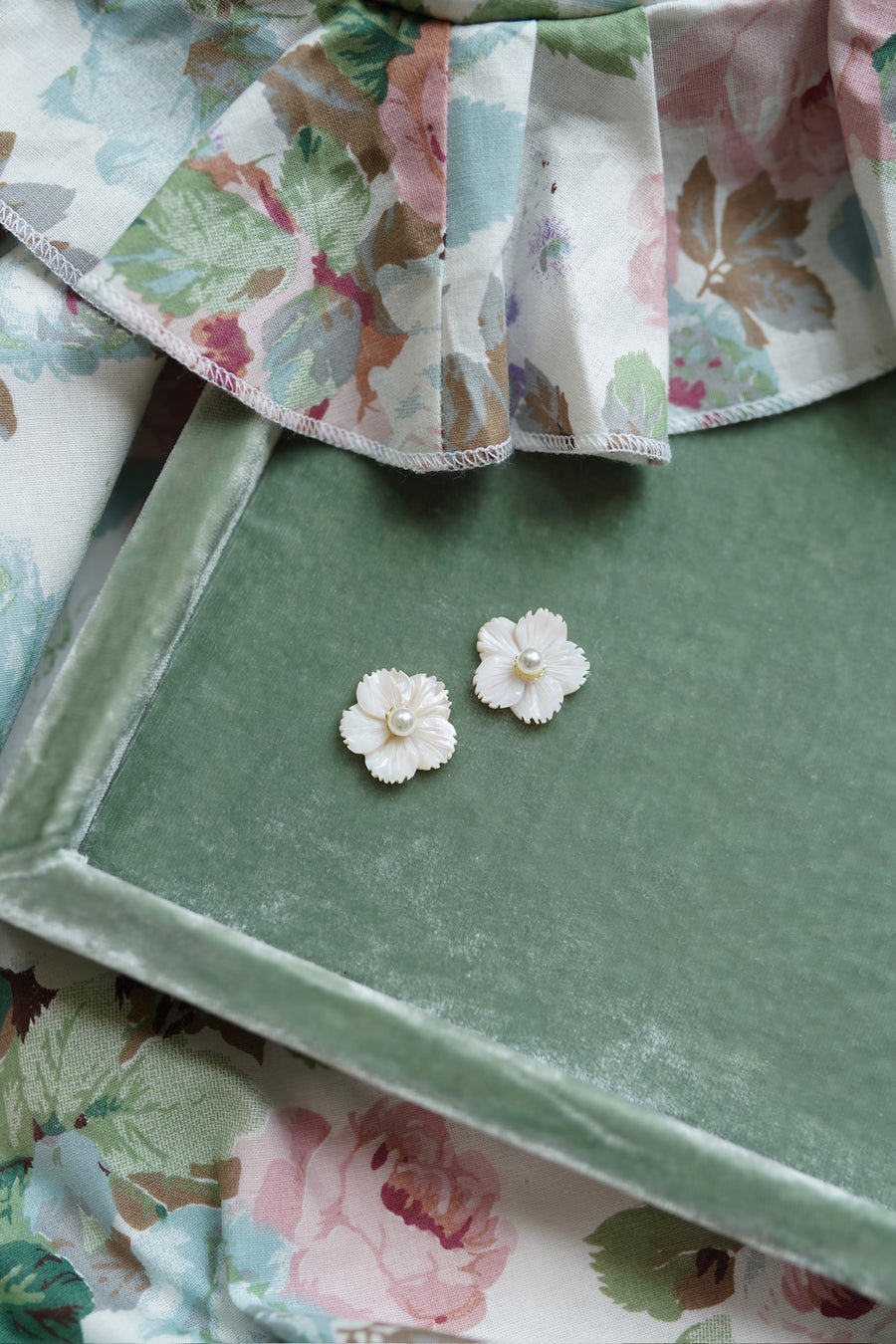 Moyenne Petal Mother of Pearl and Pearly Studs