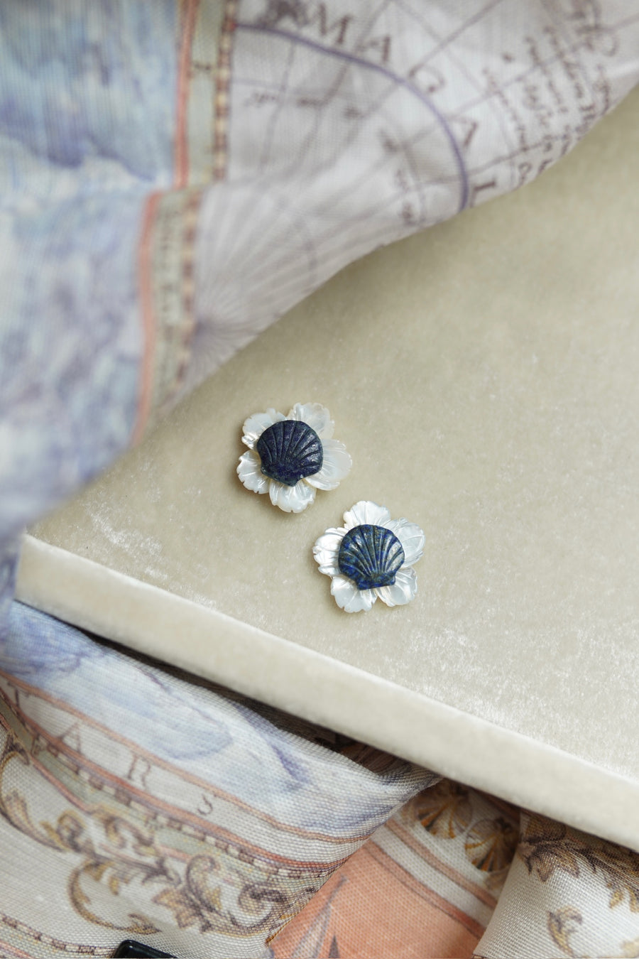 Moyenne Mother of Pearl and Lapis Shell Studs
