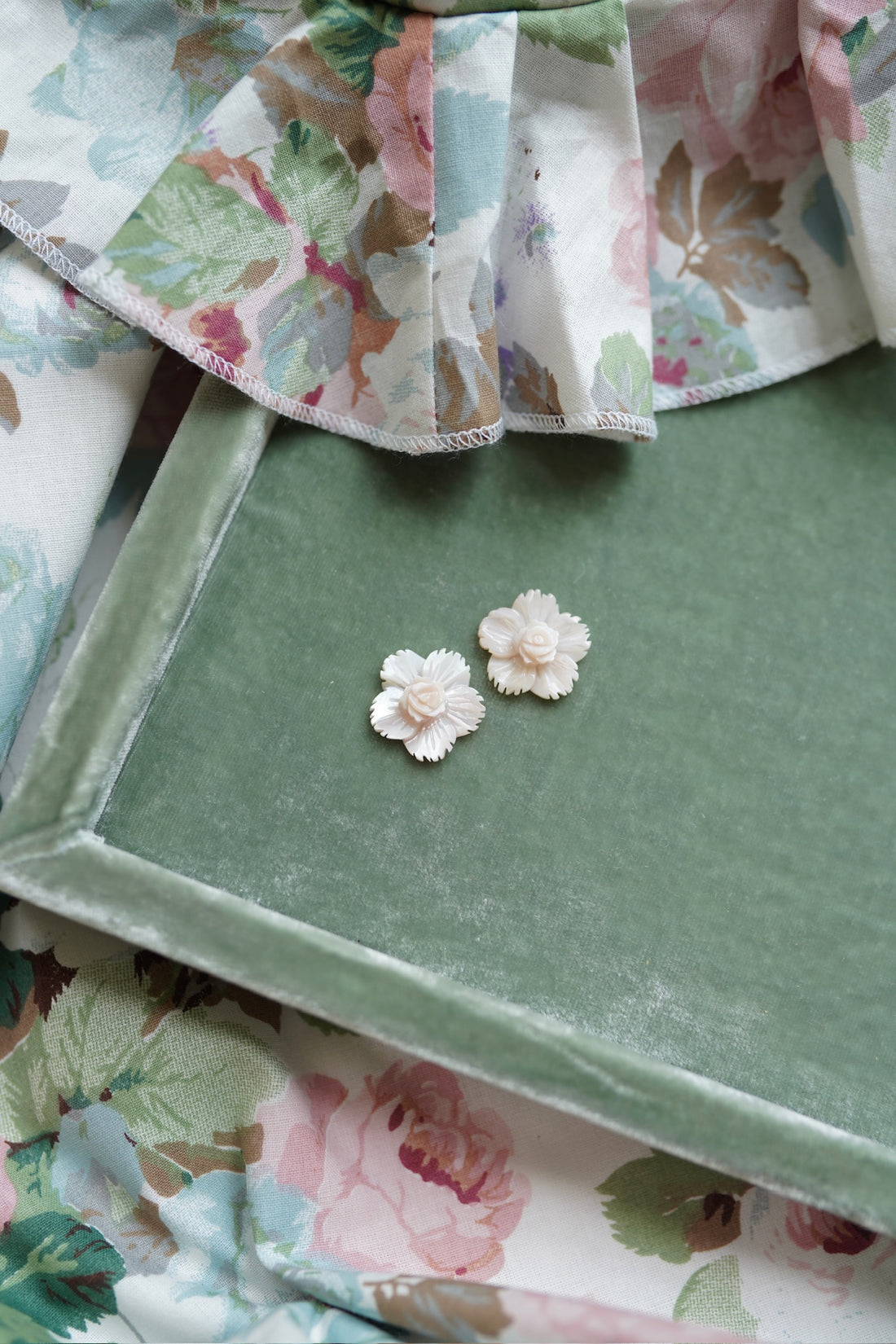 Moyenne Petal Mother of Pearl and Rose Studs