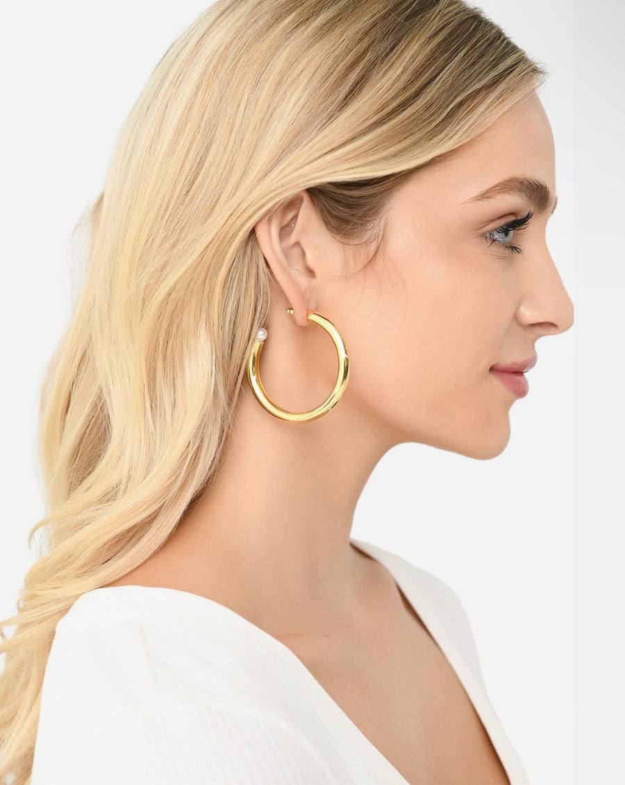 Chunky golden hoops + pearl