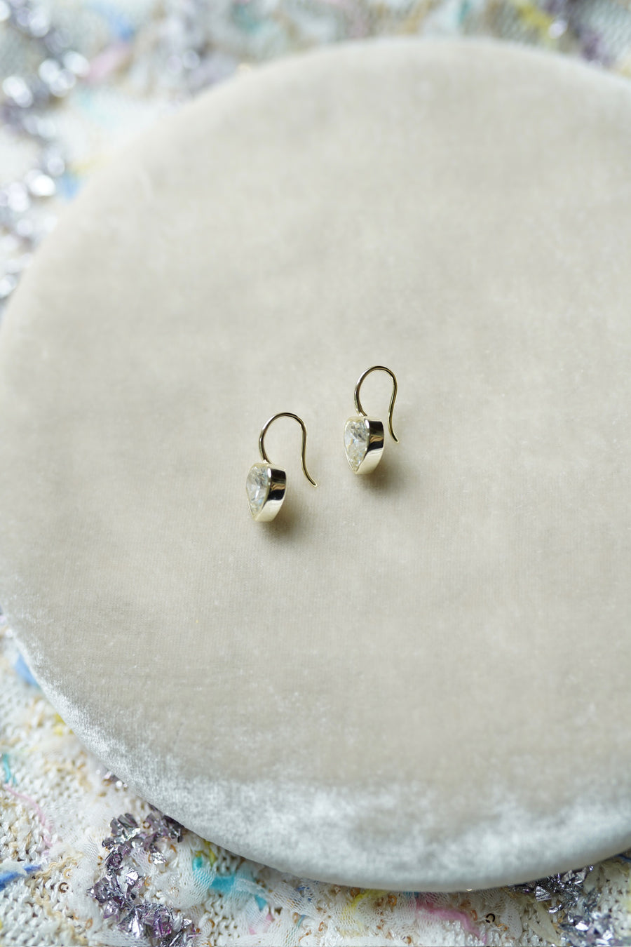 Blanc Bezel Heart Earwire