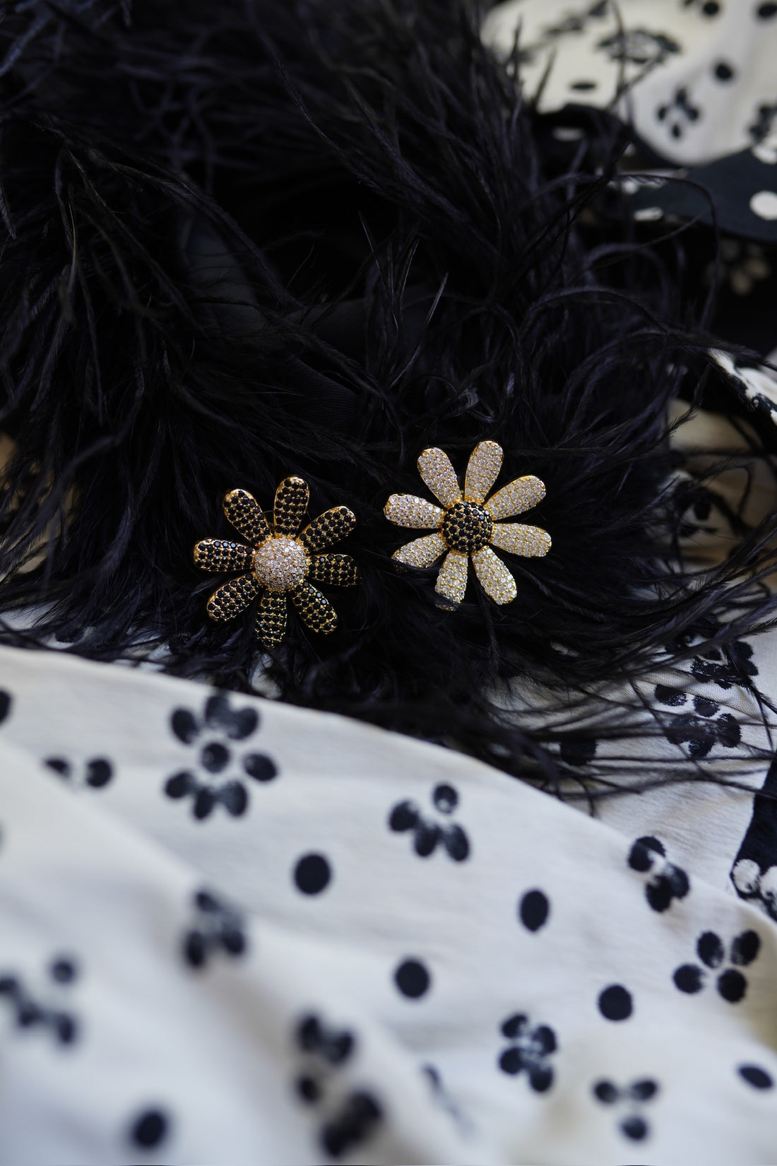 Noir & Blanc Mismatch Daisy Stud